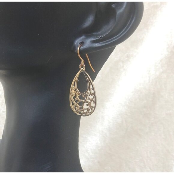 Vintage Gold Tone Teardrop Filigree Dangle Earrings - Picture 1 of 4